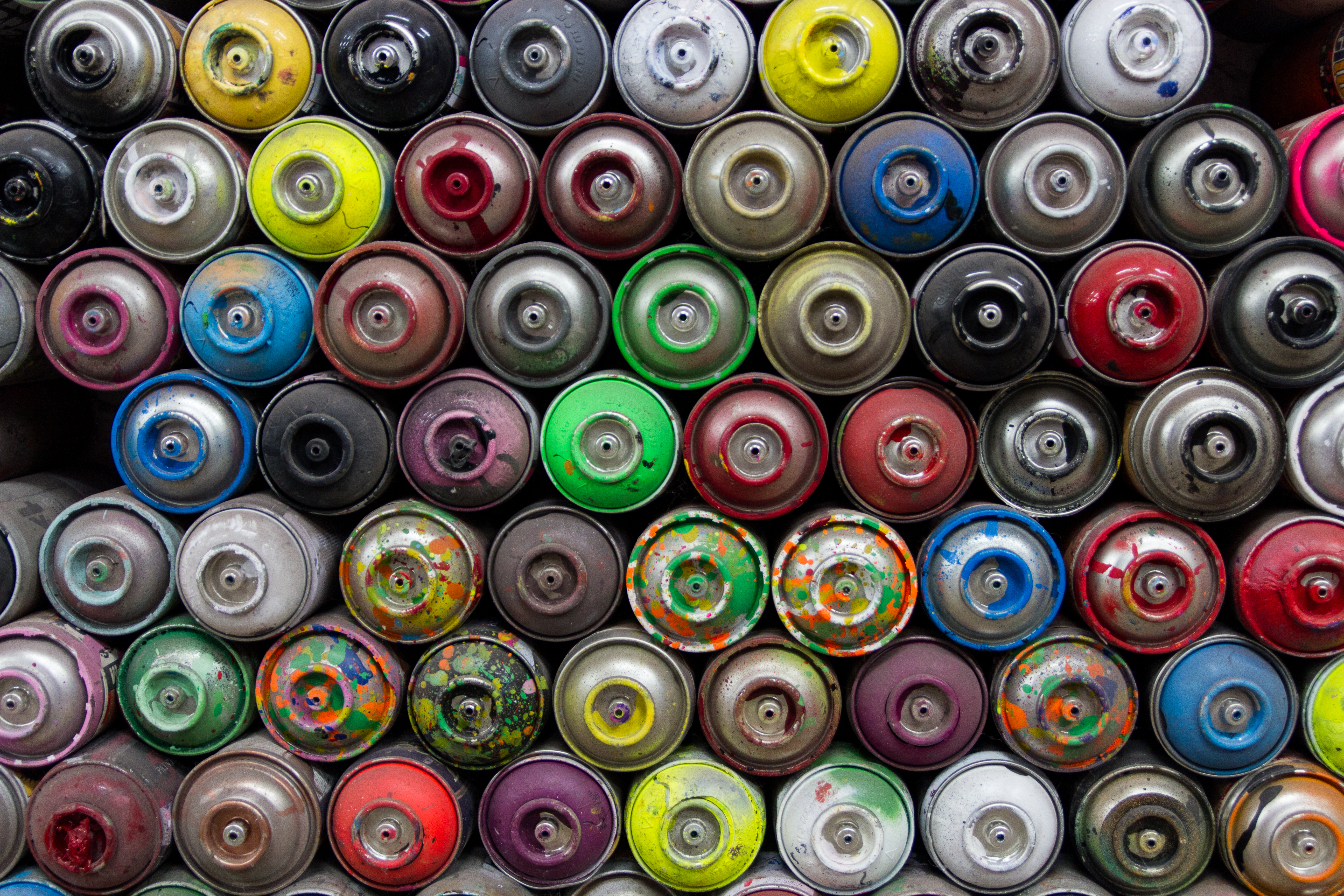 spray paint cans